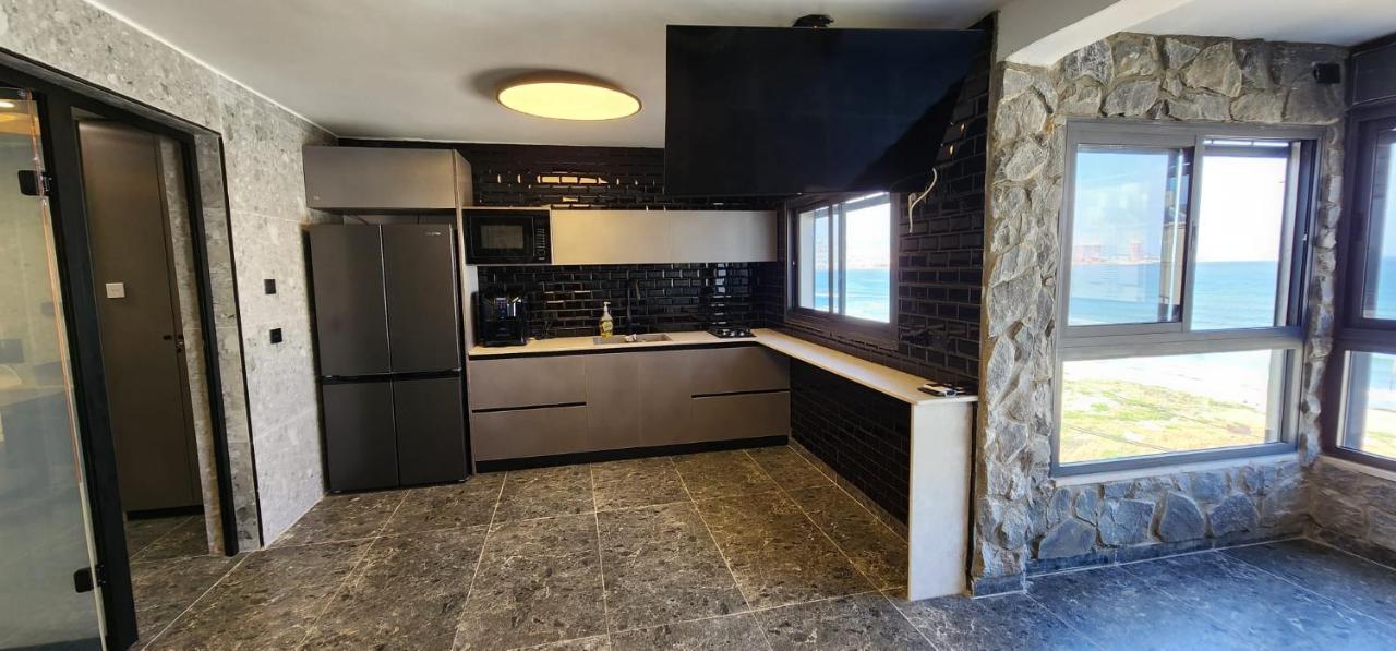 מבנים בים 75 Suites At Sea Haifa Kültér fotó