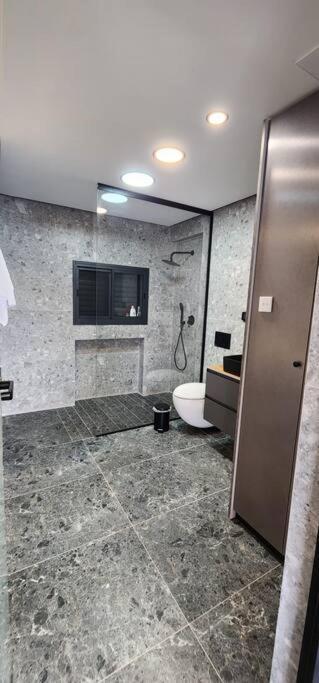 מבנים בים 75 Suites At Sea Haifa Kültér fotó