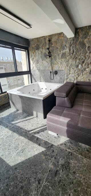 מבנים בים 75 Suites At Sea Haifa Kültér fotó