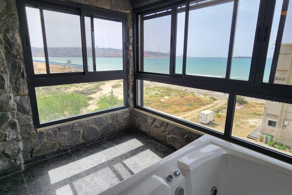 מבנים בים 75 Suites At Sea Haifa Kültér fotó
