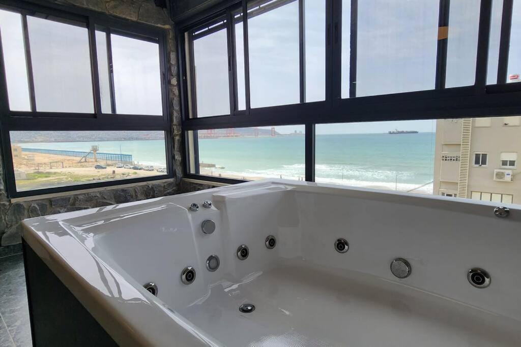 מבנים בים 75 Suites At Sea Haifa Kültér fotó