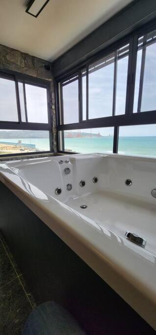 מבנים בים 75 Suites At Sea Haifa Kültér fotó
