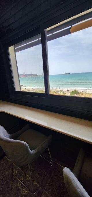 מבנים בים 75 Suites At Sea Haifa Kültér fotó