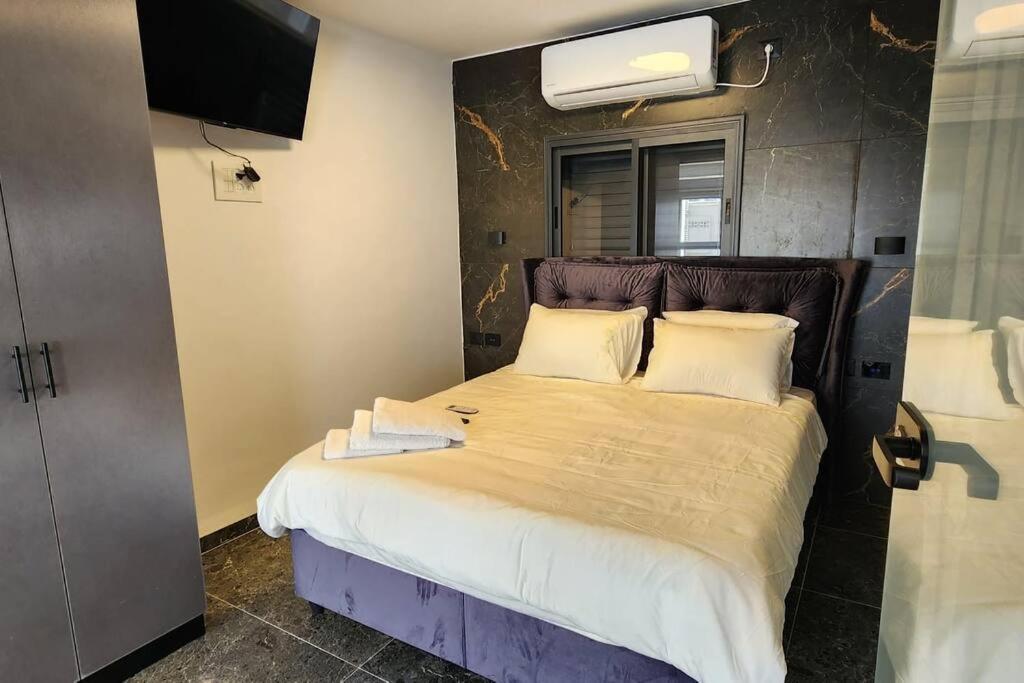 מבנים בים 75 Suites At Sea Haifa Kültér fotó